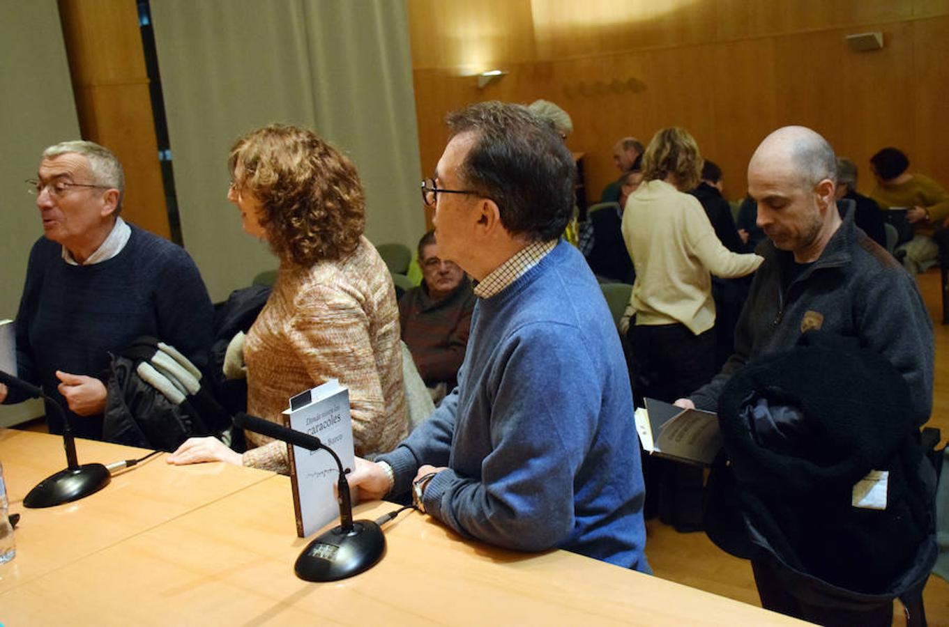 El profesor de la UR Emilio Barco prsentó el pasado jueves en Logroño su nuevo libro titulado 'Donde viven los caracoles' rodeado de buenos amigos.