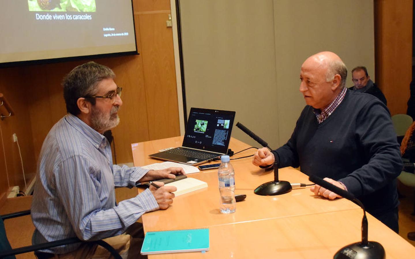 El profesor de la UR Emilio Barco prsentó el pasado jueves en Logroño su nuevo libro titulado 'Donde viven los caracoles' rodeado de buenos amigos.