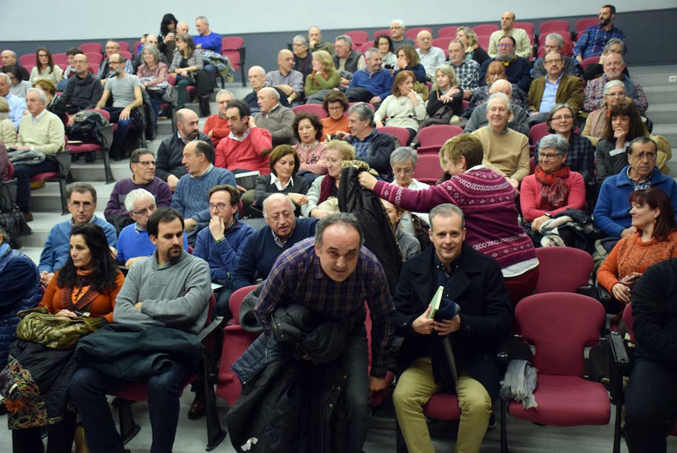 El profesor de la UR Emilio Barco prsentó el pasado jueves en Logroño su nuevo libro titulado 'Donde viven los caracoles' rodeado de buenos amigos.