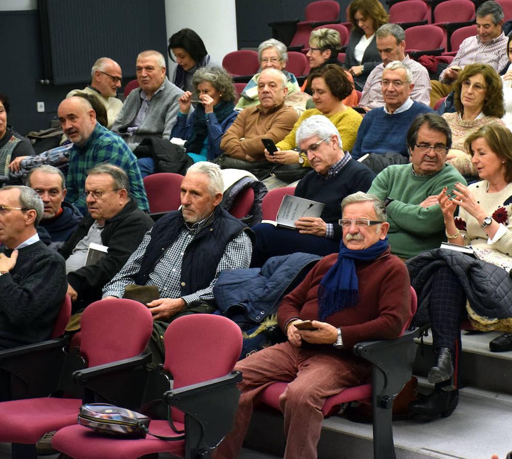 El profesor de la UR Emilio Barco prsentó el pasado jueves en Logroño su nuevo libro titulado 'Donde viven los caracoles' rodeado de buenos amigos.