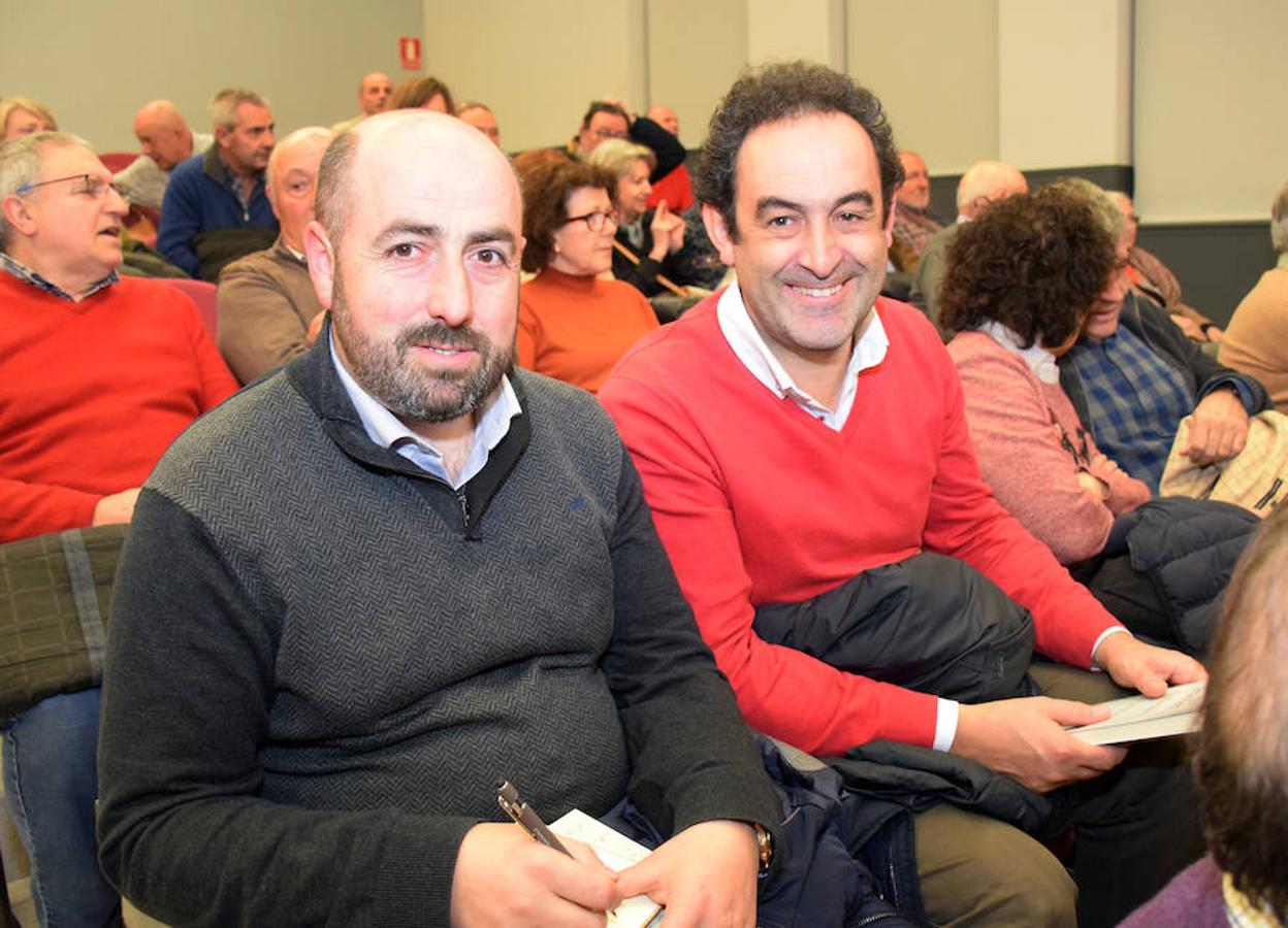 El profesor de la UR Emilio Barco prsentó el pasado jueves en Logroño su nuevo libro titulado 'Donde viven los caracoles' rodeado de buenos amigos.