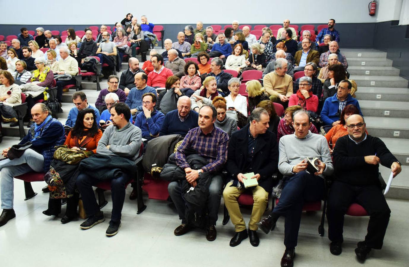 El profesor de la UR Emilio Barco prsentó el pasado jueves en Logroño su nuevo libro titulado 'Donde viven los caracoles' rodeado de buenos amigos.