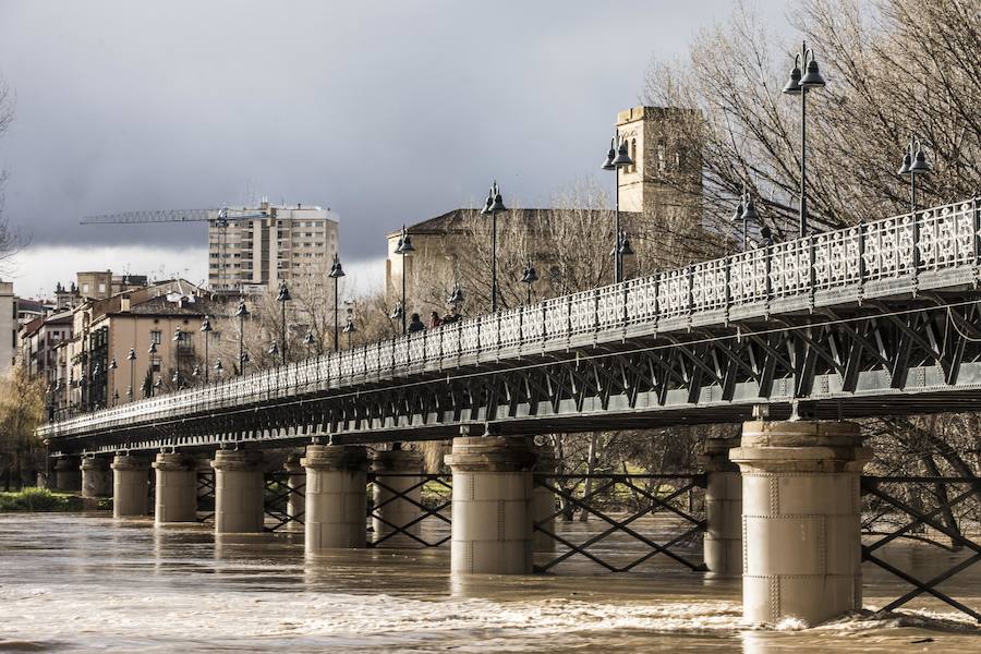 Numerosos ciudadanos se acercaron a ver las revueltas aguas durante la jornada