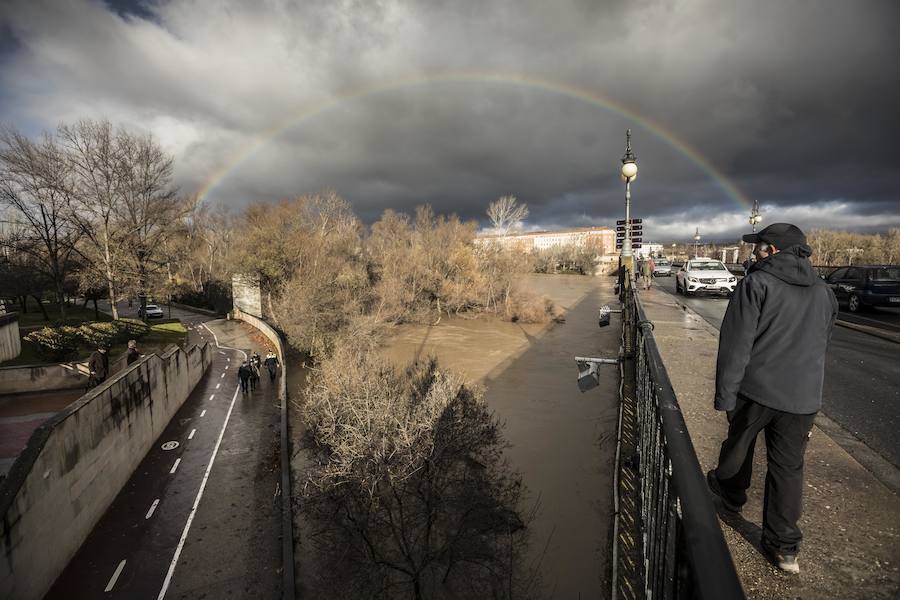 Numerosos ciudadanos se acercaron a ver las revueltas aguas durante la jornada