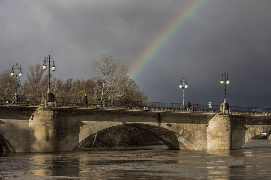 Numerosos ciudadanos se acercaron a ver las revueltas aguas durante la jornada