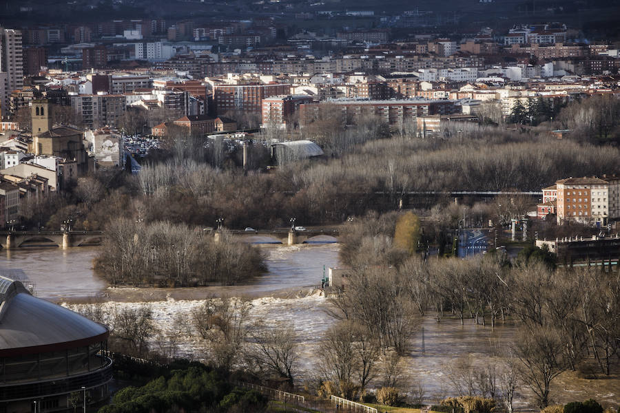 Numerosos ciudadanos se acercaron a ver las revueltas aguas durante la jornada