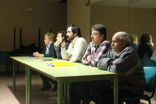 Juan Francisco Blanco, en el centro de la imagen, en una reunión con los vecinos de San Asensio. :: O.S.J.