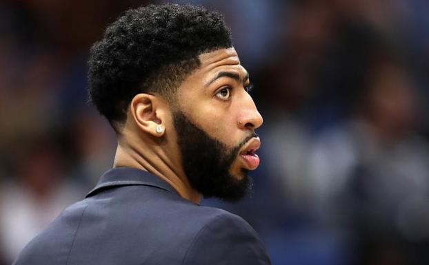 Anthony Davis vestido de calle en un partido de esta temporada