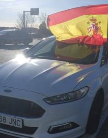 Imagen secundaria 2 - Imágenes de los taxistas riojanos de camino a Madrid.