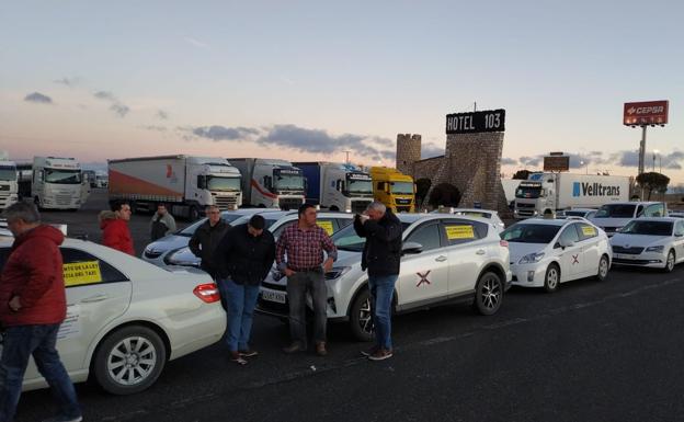 Imagen principal - Imágenes de los taxistas riojanos de camino a Madrid.