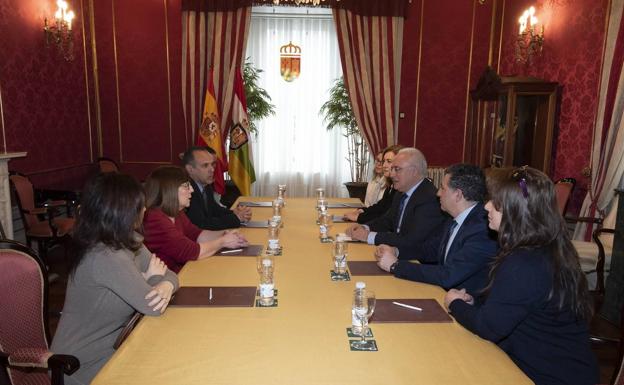 Reunión mantenida entre el presidente riojano, José Ignacio Ceniceros, y representantes de asociaciones de venezolanos en La Rioja.