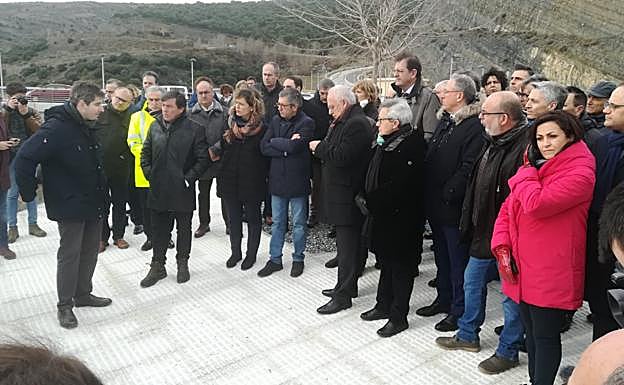 Diversas autoridades, en la visita a Enciso.
