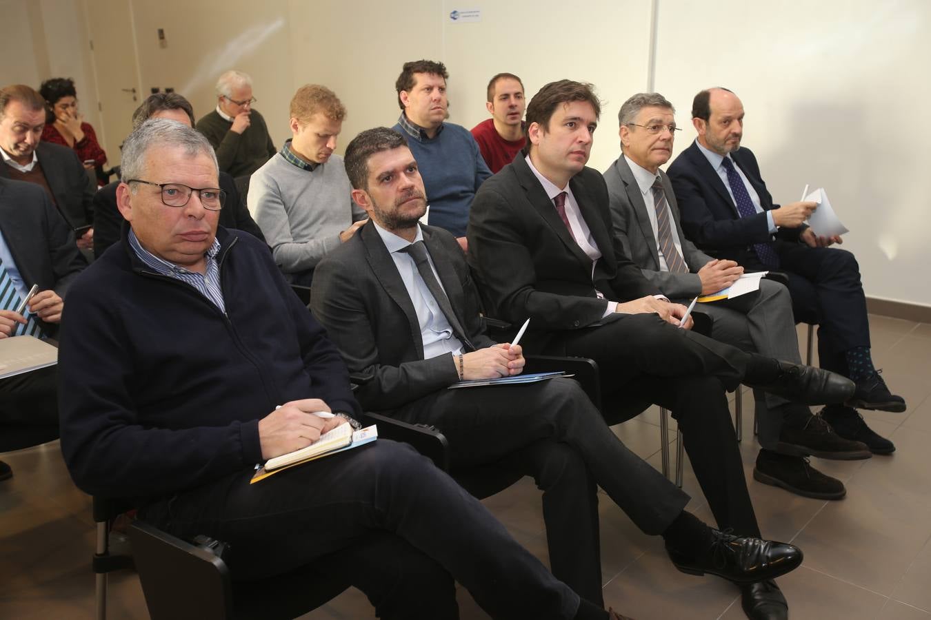 Fotos: Mesa redonda sobre Calidad del aire y movilidad sostenible, organizada por Naturgy