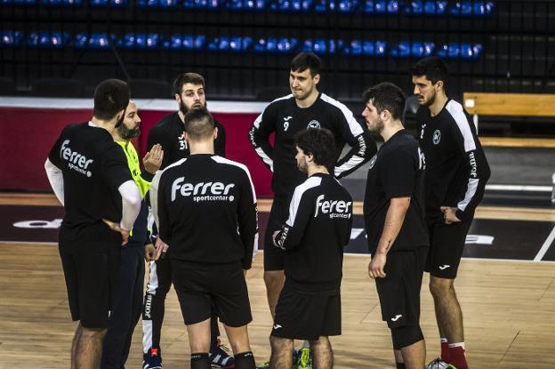 Miguel Velasco charla con un grupo de jugadores durante un entrenamiento. 