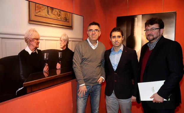 Javier Muro, junto a su fotografía ganadora 'Cuéntame', en la presentación de la exposición.