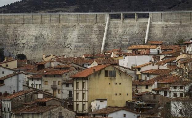 El Estado da la razón a los vecinos de Enciso, que exigen compensaciones