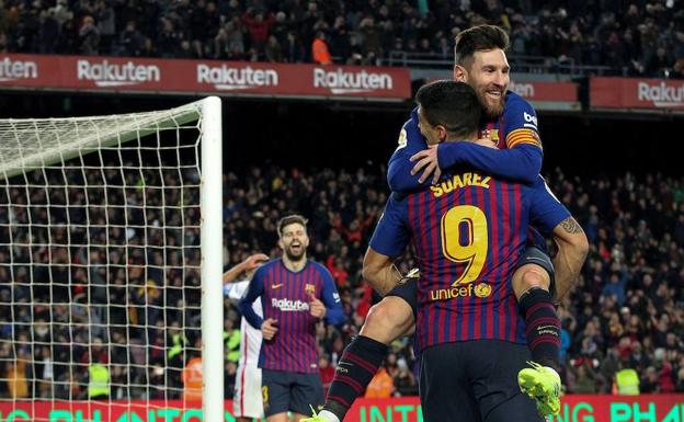 Leo Messi celebra el sexto gol al Sevilla con Luis Suárez. 