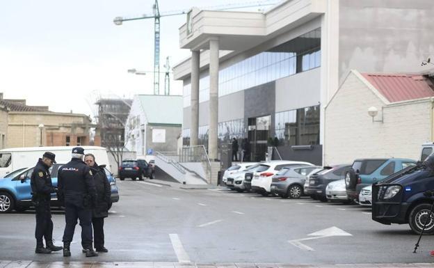 Agentes de la Policía Nacional, esta mañana, en la entrada del tanatorio El Salvador de Valladolid.