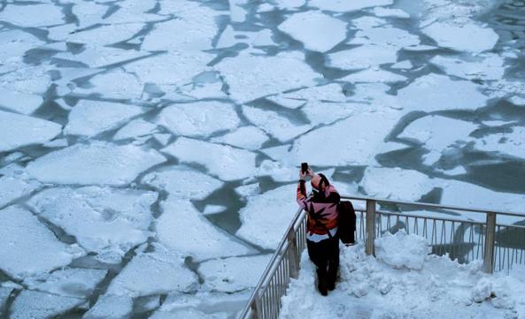 Las temperaturas extremas dejan ocho muertos en los estados de Illinois, Wisconsin, Iowa y Nebraska, y varios casos de congelamiento. En algunos casos han desplomado los termómetros hasta los 40 grados bajo cero, por lo que las autoridades han instado a la ciudadanía a extremar la precaución.