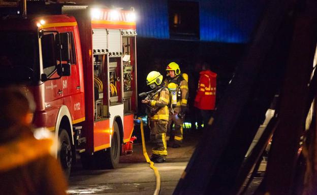 Extinguido el incendio en Carrocerías Vallejo en Varea