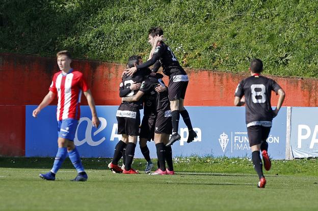 Iñaki y Víctor se abrazan a Marcos André, Ñoño y Rubén Martínez, tras el gol de este último. :: arnaldo garcía