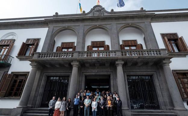Concentración ante la Delegación del Gobierno en Canarias en memoria de la mujer asesinada en Tenerife por su pareja.