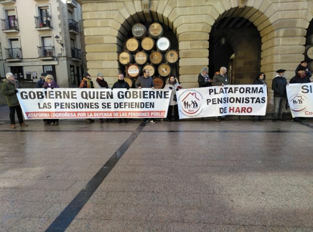 La Plataforma Pensionistas de Haro en la plaza de la Paz. :: 