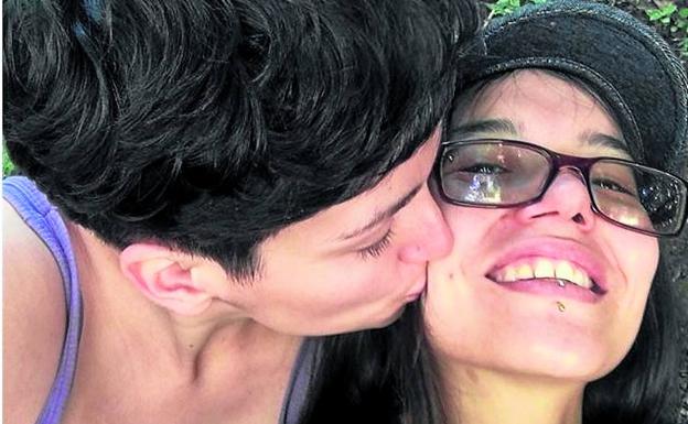 Jazmín Elizondo besa a su pareja, la chef española Laura Isabel Flórez-Estrada. 