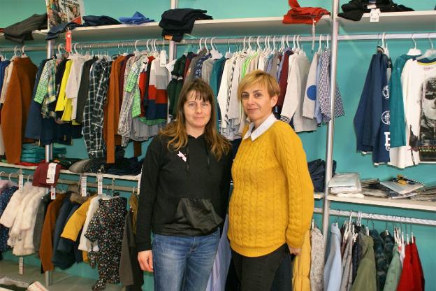 María Ángeles Ruiz y María Dolores Bermejo, ayer en la tienda de la segunda 'El Baúl de Paula'. :: 