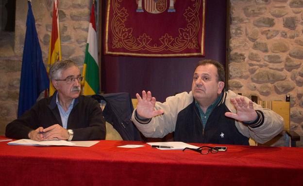 El alcalde, Agustín García Metola, y el abad, Francisco José Suárez, en la anterior reunión.