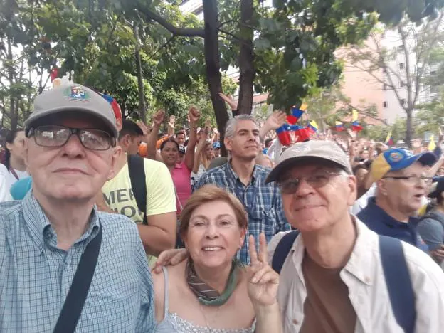 José Antonio Serrano (a la derecha), junto a su esposa y un amigo, en la manifestación de apoyo a Guaidó el 23 de enero en Caracas. :: J.a.s.
