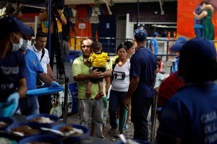 Los primeros envíos de asistencia llegan a la frontera con Colombia 