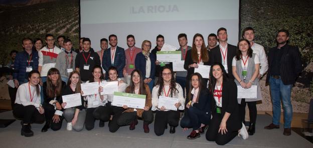 Foto de familia de los ganadores de la pasada edición de STARTinnova. :: 