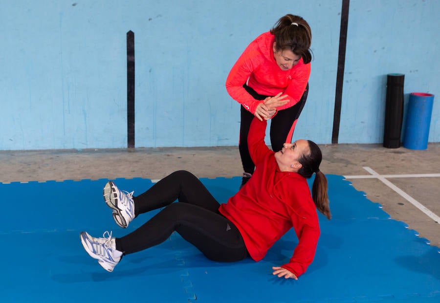 Ciento cincuenta mujeres han tomado parte este sábado en un curso gratuito de técnicas de defensa personal organizado por la Asociación Española de Guardias Civiles (AEGC) en Logroño