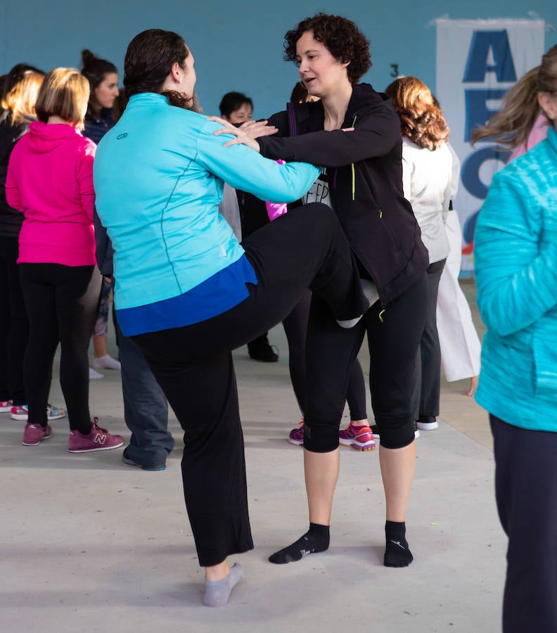 Ciento cincuenta mujeres han tomado parte este sábado en un curso gratuito de técnicas de defensa personal organizado por la Asociación Española de Guardias Civiles (AEGC) en Logroño