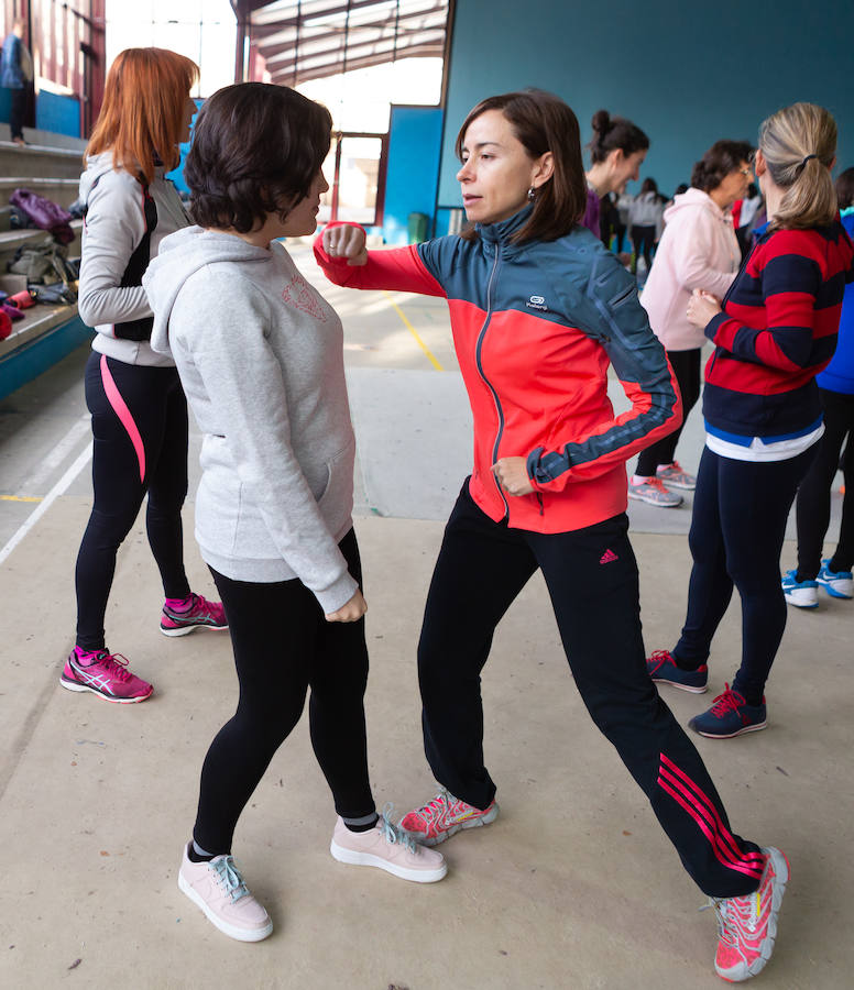 Ciento cincuenta mujeres han tomado parte este sábado en un curso gratuito de técnicas de defensa personal organizado por la Asociación Española de Guardias Civiles (AEGC) en Logroño
