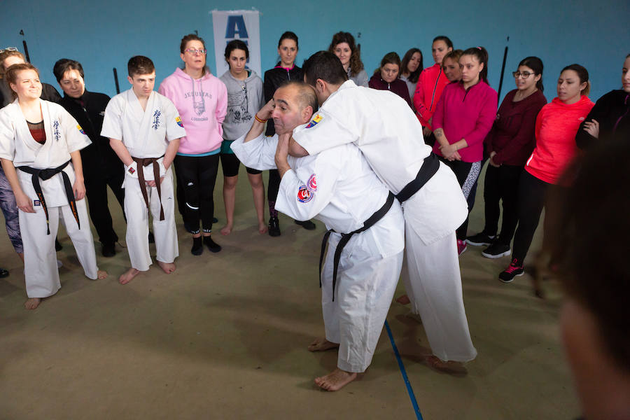 Ciento cincuenta mujeres han tomado parte este sábado en un curso gratuito de técnicas de defensa personal organizado por la Asociación Española de Guardias Civiles (AEGC) en Logroño