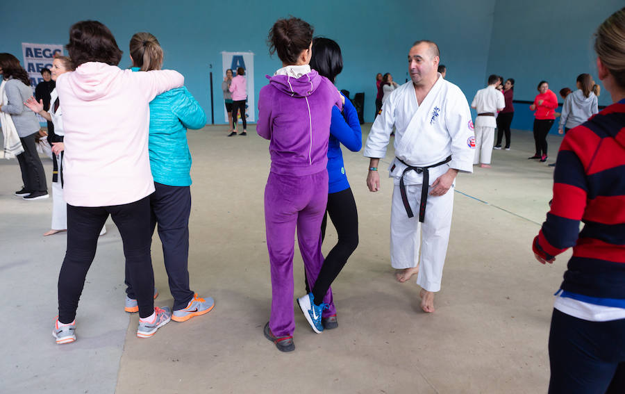 Ciento cincuenta mujeres han tomado parte este sábado en un curso gratuito de técnicas de defensa personal organizado por la Asociación Española de Guardias Civiles (AEGC) en Logroño