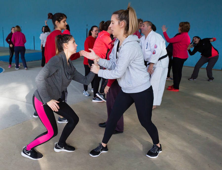 Ciento cincuenta mujeres han tomado parte este sábado en un curso gratuito de técnicas de defensa personal organizado por la Asociación Española de Guardias Civiles (AEGC) en Logroño