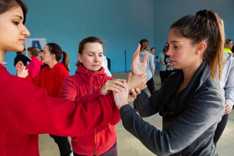 Ciento cincuenta mujeres han tomado parte este sábado en un curso gratuito de técnicas de defensa personal organizado por la Asociación Española de Guardias Civiles (AEGC) en Logroño