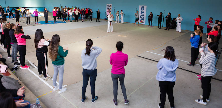Ciento cincuenta mujeres han tomado parte este sábado en un curso gratuito de técnicas de defensa personal organizado por la Asociación Española de Guardias Civiles (AEGC) en Logroño