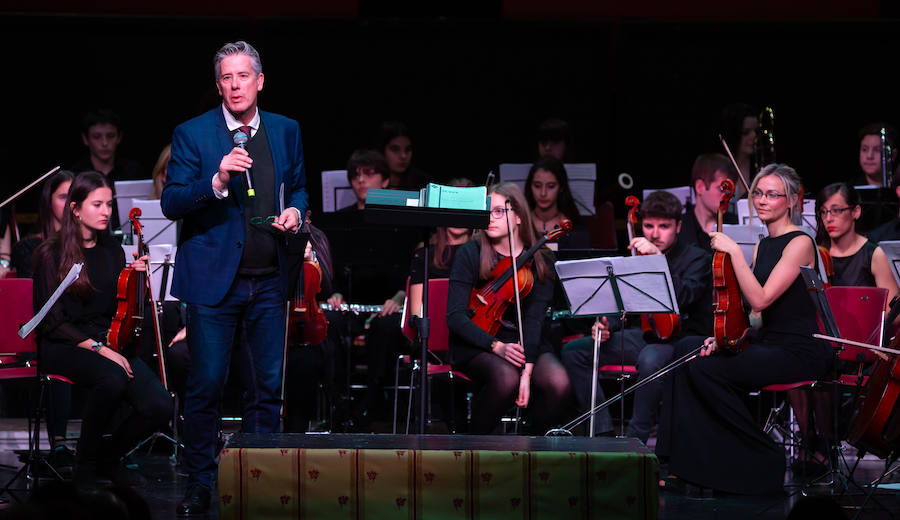 La Joven Orquesta de la Universidad de La Rioja (UR), bajo la batuta de Jesús Ubis, ofreció el sábado un concierto titulado 'Exotismo y Folklore en la Zarzuela', en el auditorio municipal de Logroño.