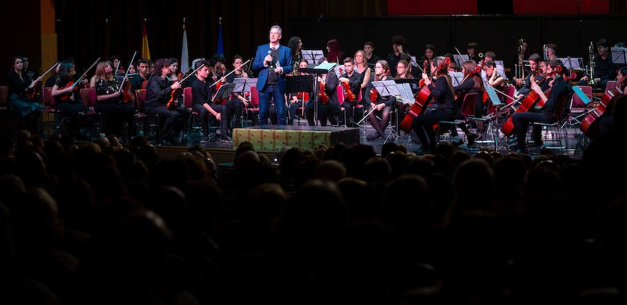 La Joven Orquesta de la Universidad de La Rioja (UR), bajo la batuta de Jesús Ubis, ofreció el sábado un concierto titulado 'Exotismo y Folklore en la Zarzuela', en el auditorio municipal de Logroño.