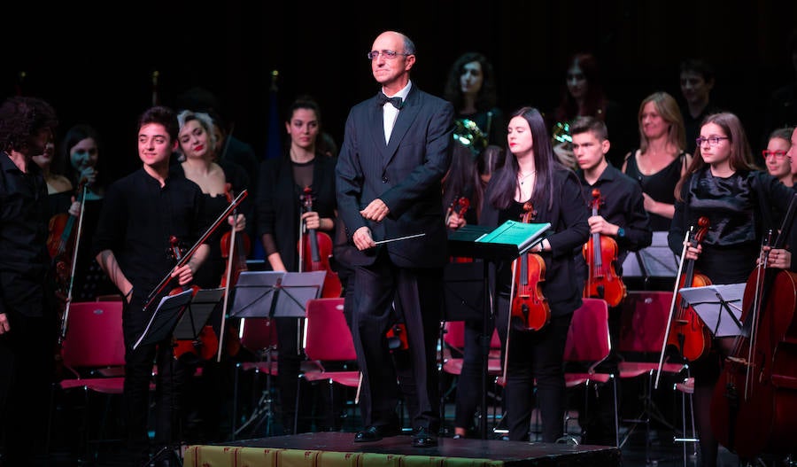 La Joven Orquesta de la Universidad de La Rioja (UR), bajo la batuta de Jesús Ubis, ofreció el sábado un concierto titulado 'Exotismo y Folklore en la Zarzuela', en el auditorio municipal de Logroño.