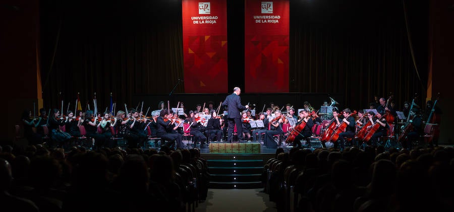 La Joven Orquesta de la Universidad de La Rioja (UR), bajo la batuta de Jesús Ubis, ofreció el sábado un concierto titulado 'Exotismo y Folklore en la Zarzuela', en el auditorio municipal de Logroño.