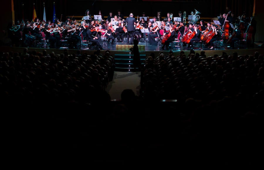 La Joven Orquesta de la Universidad de La Rioja (UR), bajo la batuta de Jesús Ubis, ofreció el sábado un concierto titulado 'Exotismo y Folklore en la Zarzuela', en el auditorio municipal de Logroño.