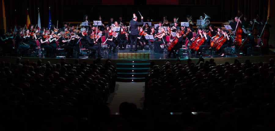 La Joven Orquesta de la Universidad de La Rioja (UR), bajo la batuta de Jesús Ubis, ofreció el sábado un concierto titulado 'Exotismo y Folklore en la Zarzuela', en el auditorio municipal de Logroño.