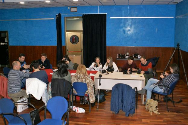 Un momento de las clases de fotografía en la sala del Doga. :: 