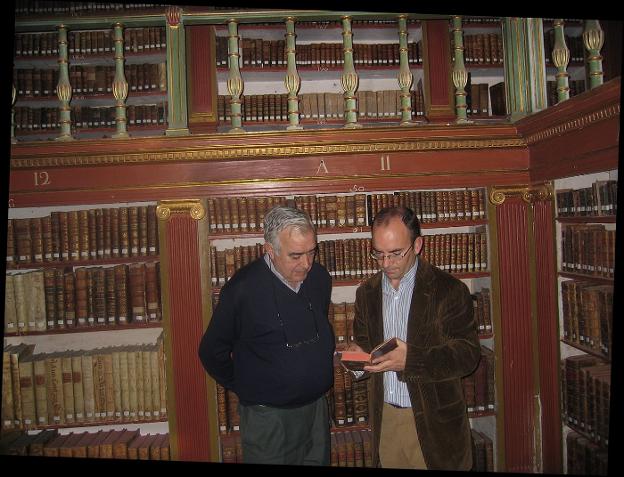 El padre Juan Bautista Olarte, en una imagen de archivo junto a Miguel Ibáñez, en la biblioteca de San Millán de la Cogolla. 