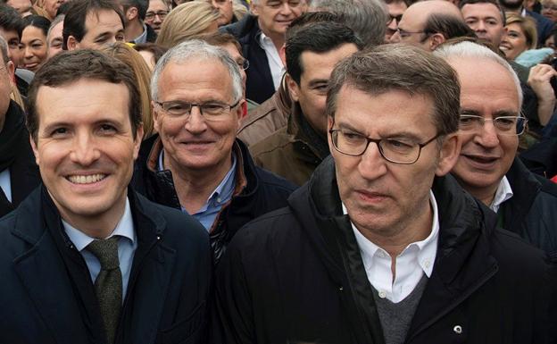 Ceniceros, tras Casado y Núñez Feijóo, en la manifestación de Madrid. 